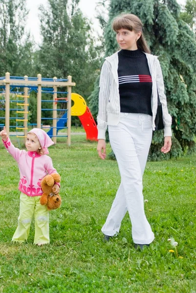 Мать и дочь гуляют — стоковое фото