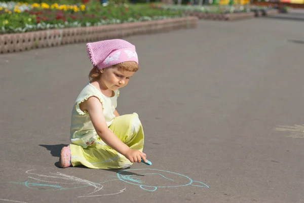 A little girl draws — Stock Photo, Image