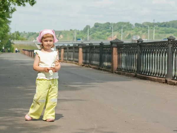 Dziewczynka na spacer — Zdjęcie stockowe
