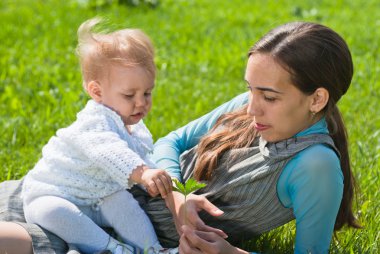 Anne ve genç kız çayırda