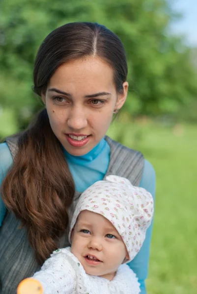 Porträtt av en mor och dotter i park — Stockfoto