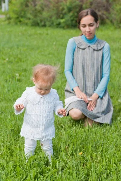 Anne ve genç kız çayırda — Stok fotoğraf