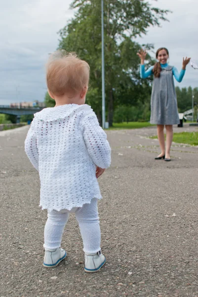 Den lilla flickan går på en asfalt spår — Stockfoto
