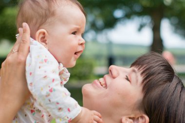 mutlu anne ve küçük kızı parkta portresi