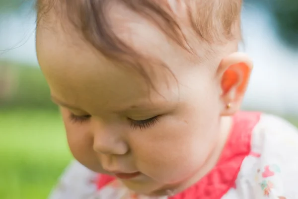 Portret van een klein meisje, haar gezicht close-up — Stockfoto