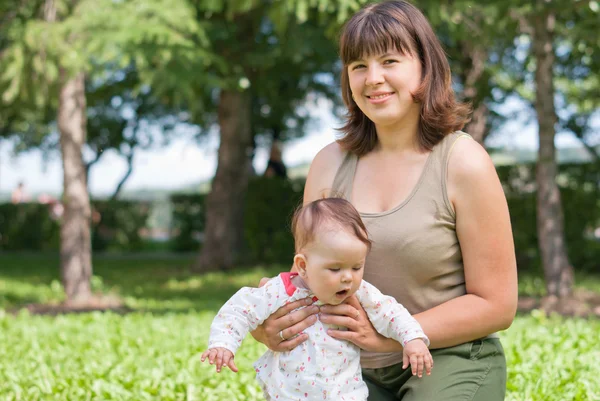 Portret szczęśliwy mama i córeczka w parku — Zdjęcie stockowe