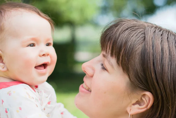 Porträt einer glücklichen Mutter und kleinen Tochter im Park — Stockfoto