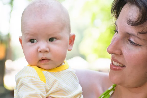Mom looks at her little child, close-up — Stock Photo, Image