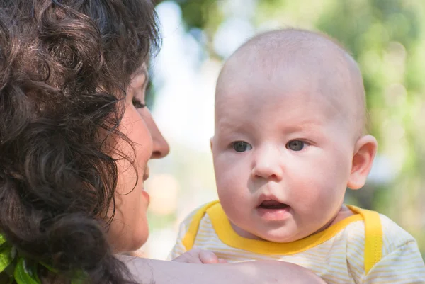 Mom looks at her little child, close-up — Stock Photo, Image