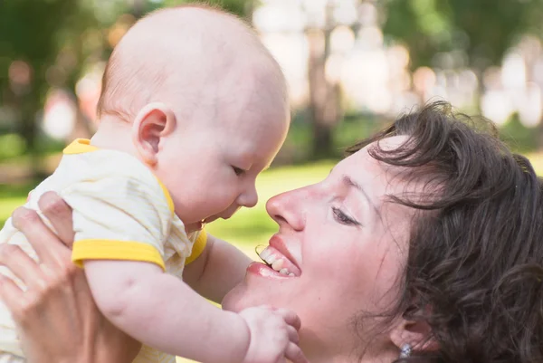 Bebé y madre se miran, sonriendo —  Fotos de Stock