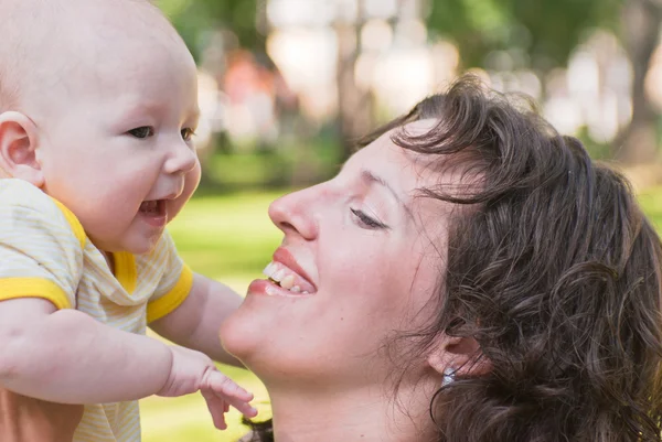 Baby and mother look at each other, smiling — Stock Photo, Image