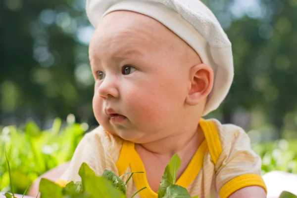Πορτρέτο ενός μωρού που βρίσκεται στο γρασίδι, κλείνω-πάνω — Φωτογραφία Αρχείου