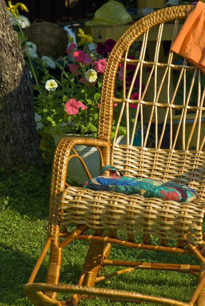 Плетеный стул в саду — стоковое фото