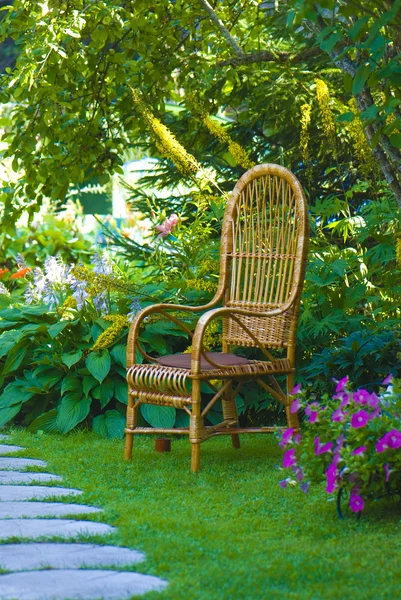 Плетеный стул в саду — стоковое фото