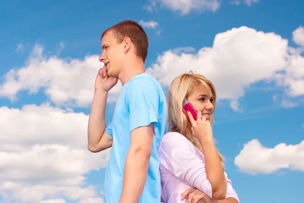 Parler couple sur les téléphones cellulaires — Photo