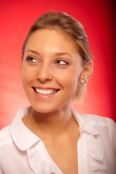 Портрет улыбающейся молодой женщины — стоковое фото