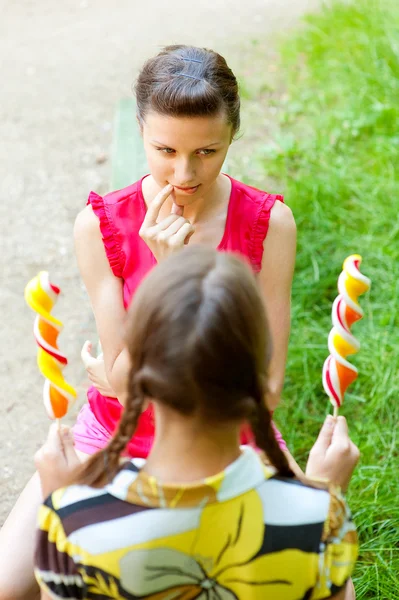 Girl chooses sugar candy — Stock Photo, Image