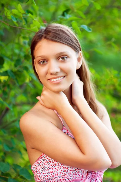 Adorável jovem mulher close-up retrato — Fotografia de Stock