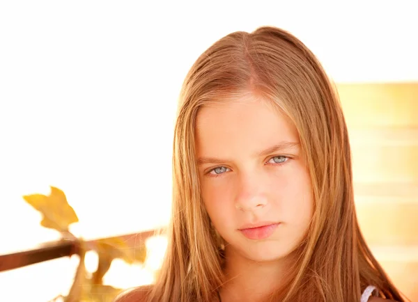 Портрет молодої дівчини-підлітка — стокове фото