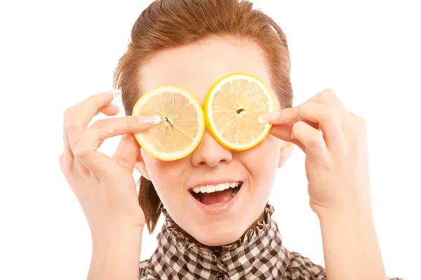 Mujer sosteniendo limón cerca de sus ojos — Foto de Stock