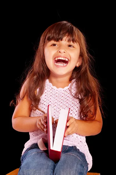 Joyeux jeune fille avec livre rouge — Photo