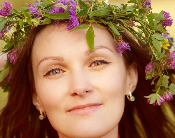 Corona de mujer joven de flores en la cabeza — Foto de Stock