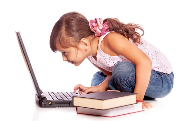 Jeune fille avec ordinateur — Photo