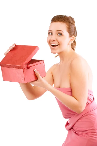 Glad ung kvinna öppnar en röd presentask — Stockfoto