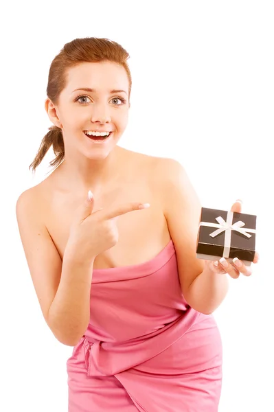 Flicka håller en gåva och ler — Stockfoto