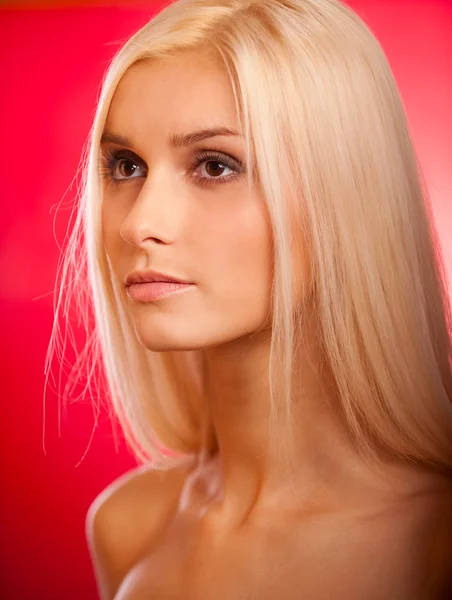 Portrait de jeune femme aux cheveux blonds — Photo