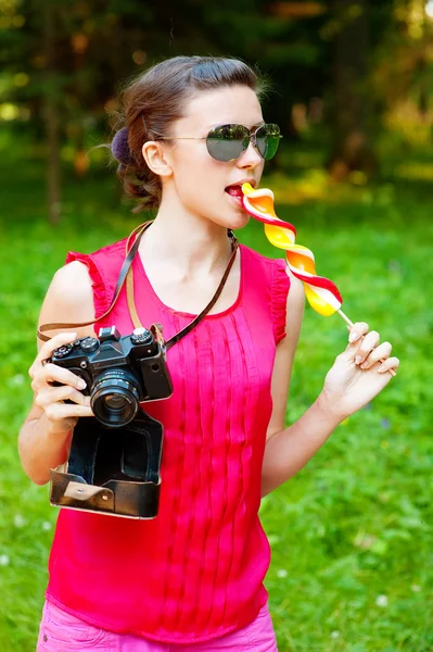 Chica joven con cámara — Foto de Stock