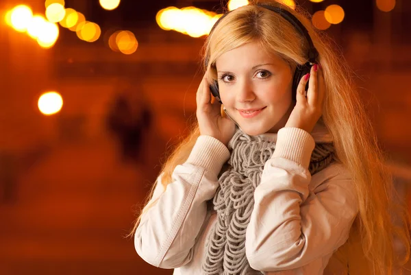 Menina em fones de ouvido à noite — Fotografia de Stock