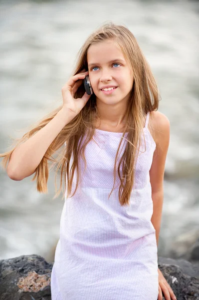 Porträtt av ung flicka-tonåring — Stockfoto