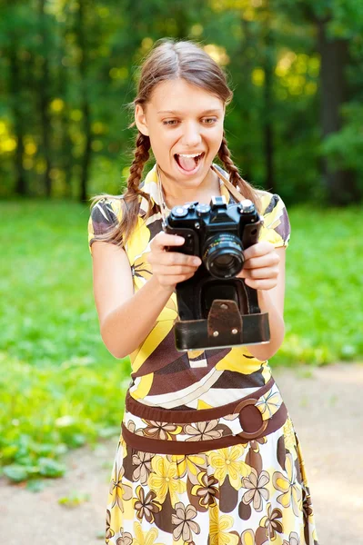 Junges Mädchen mit Kamera — Stockfoto