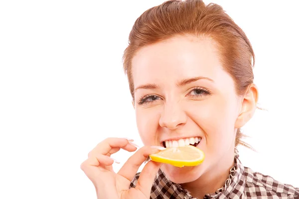Mujer joven comiendo limón agrio —  Fotos de Stock