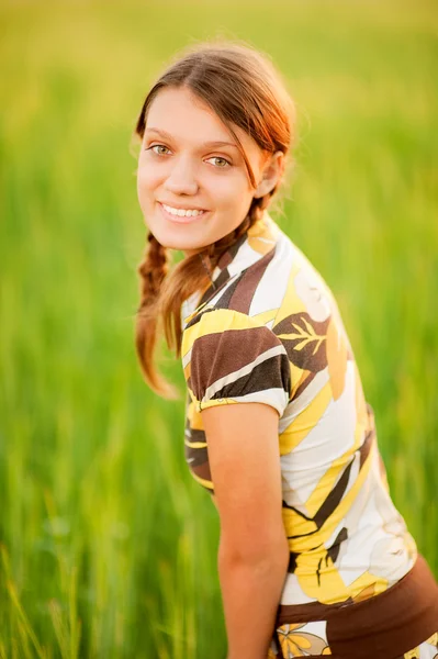 Jovem menina bonita no prado — Fotografia de Stock
