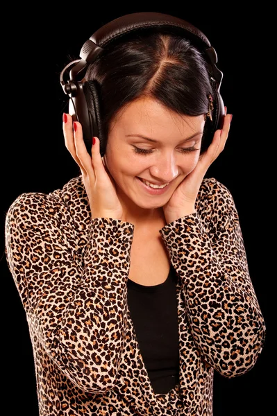 Ung brunett med örat-telefoner — Stockfoto