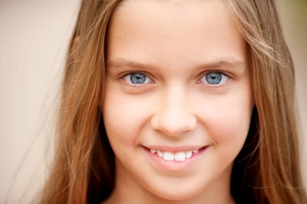 Porträt eines jungen Mädchen-Teenagers — Stockfoto