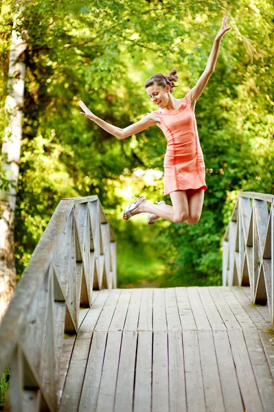 Kız yaz köprüde atlamak — Stok fotoğraf