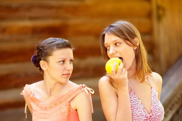 Красивая девушка берет яблоко — стоковое фото