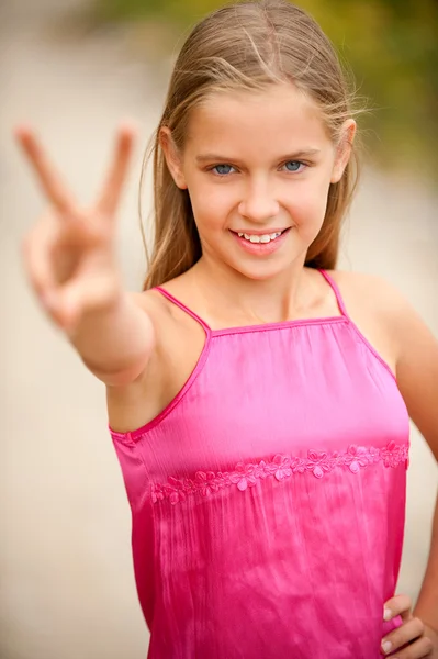 Portret van mooie meisje-tiener — Stockfoto