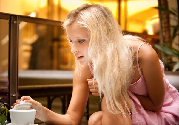 소녀가 연다 설탕 그릇 — 스톡 사진