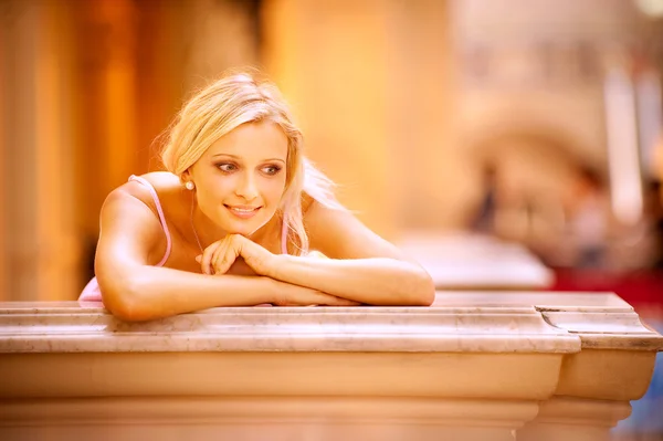 Vacker blondin på balkong — Stockfoto