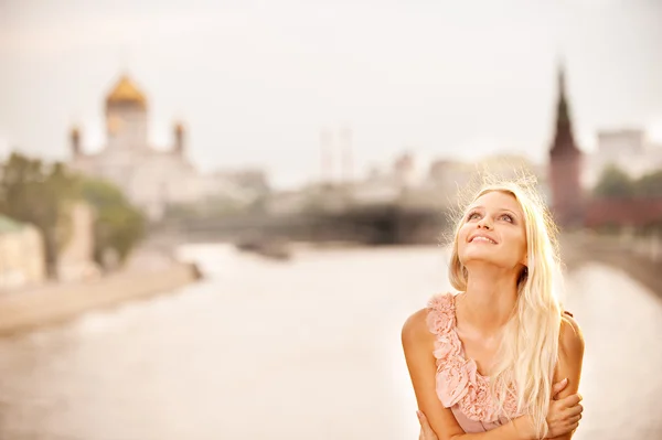 Meisje tegen kremlin van Moskou en rivier — Stockfoto