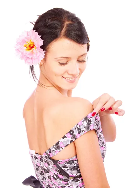 Brunette met bloem in haar — Stockfoto