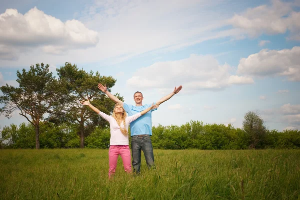 Para stojący na trawie — Zdjęcie stockowe