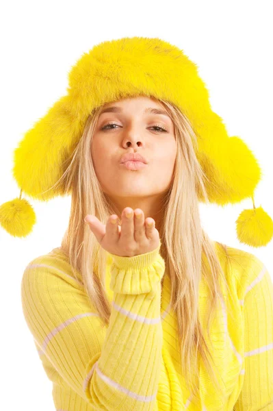 Chica en gorra de piel amarilla y suéter — Foto de Stock