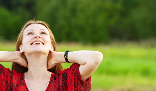 Hübsch lächelnde Frau entspannt sich im Freien — Stockfoto