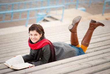 Kitaplı Genç Kadın