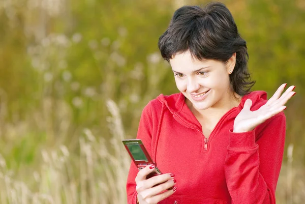 Schoonheid meisje messaging met telefoon — Stockfoto